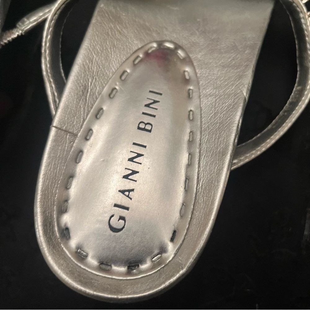 Gianni Bini 8 Women's Thong Leather Sandals 2-inch Pumps Silver Gray Clear Stone - Picture 3 of 9